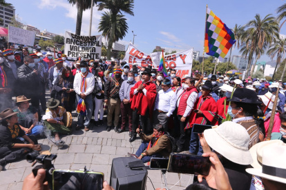 Dirigentes indígenas mientras avanzan a Carondelet.
