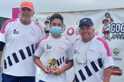 Andrés Gómez (i), organizador; Pico, campeón Sub-16 y Danilo Carrera.