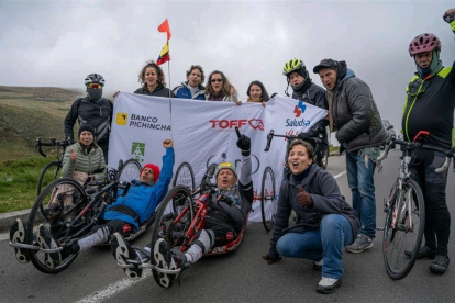 Fotografía cedida hoy por Bicibilizando que muestra a sus integrantes mientras posan a su paso por el volcán nevado Chimborazo (Ecuador).