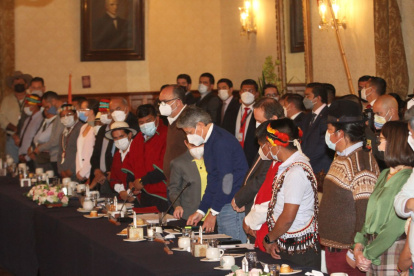 La reunión entre la Conaie y el gobierno se ha instalado.