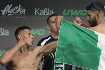 Christian Rivas (Izq.) se llevó la victoria por decisión unánime