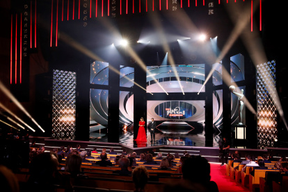 La actriz colombiana Juana Acosta y el mexicano Luis Gerardo Méndez presentaron la gala en la que se hizo evidente el distanciamiento social.
