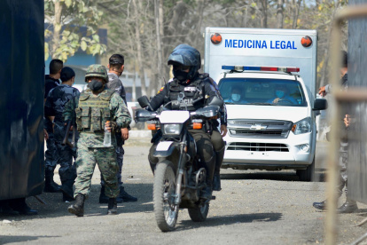 Fotografía de la salida de vehículos de medicinal legal retirando los cuerpos de reos fallecidos, la semana pasada en la cárcel de Guayaquil (Ecuador).