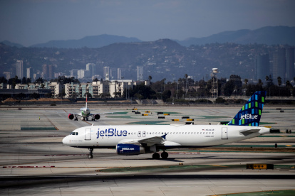 Fotografía de archivo de un avión de JetBlue Airbus en el aeropuerto de Los Ángeles (EE.UU.).