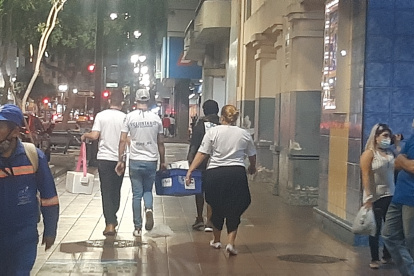 Los jóvenes comienzan el recorrido a las 21:00 para  entregar los alimentos al menos a 300 personas.