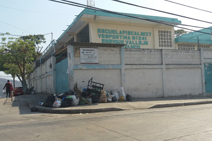 A diario se observa gran cantidad de basura en los alrededores de la escuela fiscal Enrique Vallejo, ubicada en la cooperativa Luz de América, en el cerro de Mapasingue.