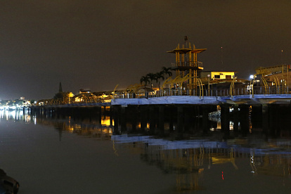 MALECÓN DEL SALADO A LA ALTURA DE LA CALLE 10 DE AGOSTO SE HAN ROBADO TODAS LAS LUMINARIAS DEL SECTOR Y NO CUENTA CON GUARDIAS DE SEGURIDAD Y ES UN SECTOR PELIGROSO A TODAS HORAS / JIMMY NEGRETE / GUAYAQUIL-ECUADOR