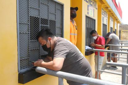 Los aficionados compraron las entradas para el partido entre Ecuador y Bolivia, en las boleterías del Monumental. En la fila se encontraron hinchas que viajaron desde diferentes ciudades del país.