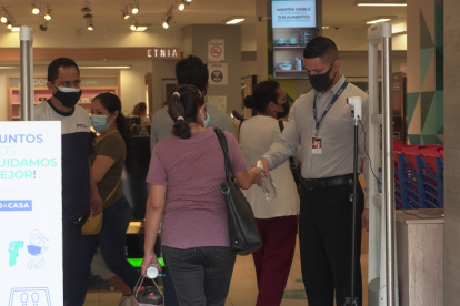 Bioseguridad. En almacenes con gran afluencia de usuarios aún se mantienen al ingreso medidas como la colocación de alcohol y toma de temperatura.