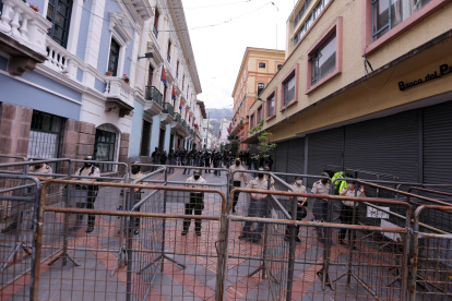 Vallas. En las calles Guayaquil y Chile se observó un contingente policial.