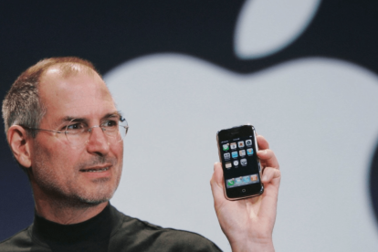 Steve Jobs con el iPhone original, revelado al mundo en enero de 2007.
