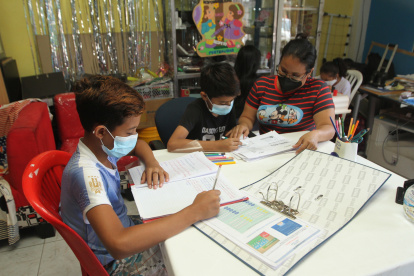 Stephania Pilaló da clases en su casa, dos días a la semana. Con lo que gana se mantiene hasta lograr que la reintegren al magisterio fiscal.