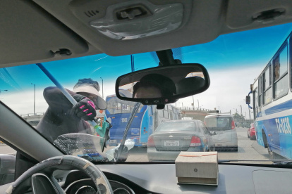 Una persona limpia los parabrisas en las avenidas Agustín Freire Icaza y Antonio Parra Velasco.