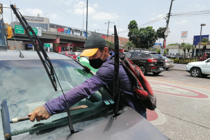 En las avenidas Ernesto Albán y 25 de Julio también se ubican limpia parabrisas, pero algunos de ellos dicen que son honrados y piden que los organicen para que los dejen trabajar.