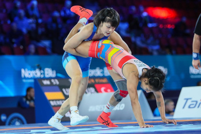 La sensación japonesa de la lucha, Akari Fujinami, de 17 años, derrotó a Luisa en cuartos.