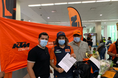 Nicolás Merchán (c) llegó ayer a la capital de la república con el campeonato.