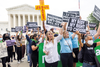 Manifestantes protestan contra el aborto frente a la sede del Tribunal Supremo de EE.UU., en Washington. EFE/Jim Lo Scalzo