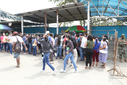 Algunos familiares  de reos en el exterior de la Penitenciaría del Litoral.