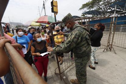 Noticias. Quienes no tienen contacto directo con su familiar, van hasta la cárcel para obtener información.