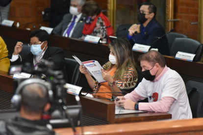 Documento. Los concejales recibieron un cuadernillo que contenía el plan de gobierno de Guarderas para Quito.