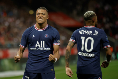 Kylian Mbappé dijo que buscaba salir del PSG, pero su entorno busca que se quede.