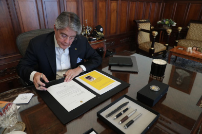 El presidente en su despacho cuando firmó la carta dirigida a Fernando Villavicencio.