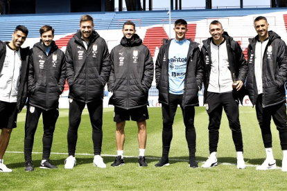 Los jugadores de la selección uruguaya reconocieron la cancha del estadio Gran Parque Central, donde serán locales ante Colombia.