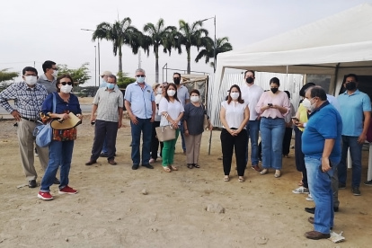 Un grupo de vecinos de Ciudad Celeste realizan un plantón, cuestionan la construcción de una gasolinera cerca una unidad de educación.