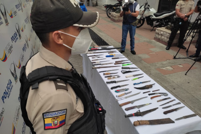 Evidencia. La policía mostró ayer las armas incautadas durante el fin de semana, en la ciudad.