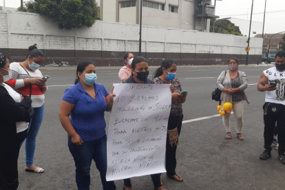 Padres de familia protestan en los exteriores del Hospital Francisco de Icaza Bustamante por la falta de medicamentos y el traslado de sus niños, este miércoles 6 de octubre.
