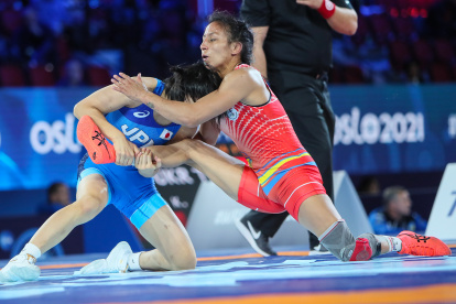 Valverde (d) durante el combate ante la japonesa Akira Fujinami, con quien cayó en cuartos de final. Luego entró al repechaje y se destacó.