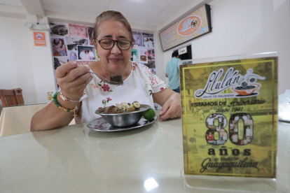 Caldo de salchicha. Llulán cumple 80 años desde que su fundador ofrecía el producto en el centro. Su hija continúa con el legado.
