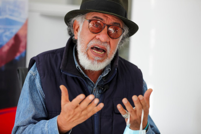 El comediante ecuatoriano Carlos Michelena habla durante una entrevista con Efe el 4 de octubre de 2021, en Quito (Ecuador).