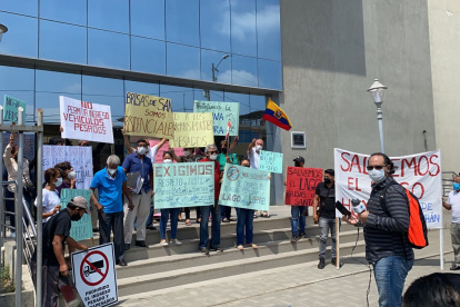 Comunidad. Fuera de la audiencia algunos vecinos realizaron un plantón.
