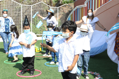 Banderines de colores celeste y blanco fueron elaborados por los estudiantes del Colegio Polténico.