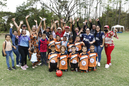 Las madres cumplen un rol importante en el desarrollo deportivo de los chicos. Están pendientes de todos los detalles.