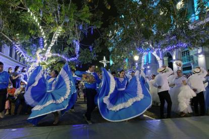 Así de iluminada permanecerá la Plaza de la Administración hasta el próximo 31 de octubre.