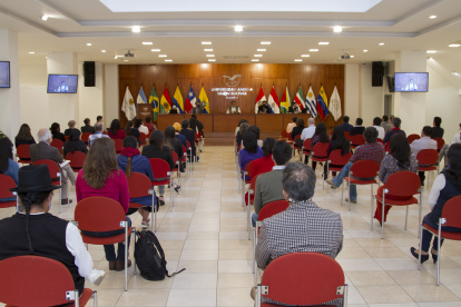 Las autoridades de la Universidad Andina Simón Bolívar, en una asamblea con su comunidad en la que analizaron la situación económica de la entidad.