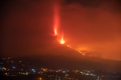 » Erupción volcánica Imagen tomada esta madrugada desde Los Llanos de Aridane (La Palma) de la erupción en Cumbre Vieja, que a las 15.12 horas de este viernes comienza su vigésimo día de actividad.