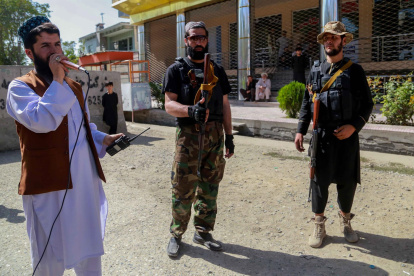 Efectivos talibanes hacen guardia en una calle de Kabul.