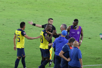 La selección ecuatoriana festejó uno de los goles ante Bolivia en el Monumental.