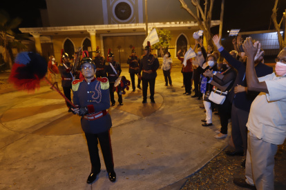 Ejemplo. Miguel Pincay en el ensayo demuestra que mantiene la gallardía y flexibilidad como cachiporrero.