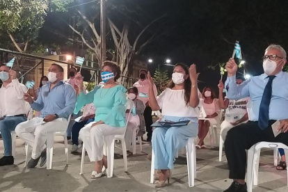 Los vecinos de Sauces 2 durante el saludo a la Aurora Gloriosa.