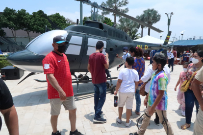 El público recorrió varios stands donde personal de la FAE exhibida los elementos que forman parte de esta institución.