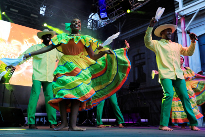 Bailarines se presentan durante una muestra del Festival de Música del Pacífico Petronio Álvarez, realizada el 8 de octubre de 2021 en el sector del Bronx Distrito Creativo en Bogotá (Colombia). La que era la zona más deprimida de Bogotá volvió a vibrar con una muestra de la exuberante sabrosura de Timbiquí, Guapi, Buenaventura y Quibdó, pueblos del Pacífico colombiano cuyo jolgorio se apoderó de la capital colombiana en un abrebocas del tradicional festival Petronio Álvarez.