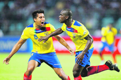 Segundo Castillo (d) celebra junto a Christian Noboa (i) el 1-1 ante Venezuela en 2012.