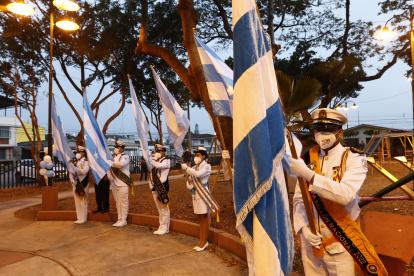 Ciudadela 9 de Octubre. Todos los vecinos llegaron con banderas al acto que terminó con un desfile.