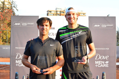 El tenista guayaquileño (i) junto a Nicolás Jarry con el trofeo de campeones del cobles.