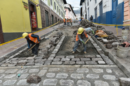 Mantenimiento. Las piedras se retiran en su totalidad y se pone debajo de ellas una mezcla de hormigón con aditivos para darle mayor solidez.  2. Rocas. Las piedras datan de mediados del siglo XX, pero son consideradas como patrimonio por el aspecto rústico que le dan al Centro Histórico. 3. Inspección. Los técnicos del Instituto de Patrimonio supervisan constantemente las obras.