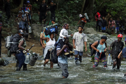 Migrantes haitianos en su camino hacia Panamá por el Tapón del Darién en Acandi (Colombia).